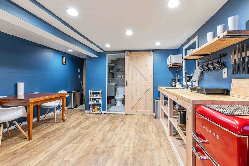 Kjøleskap, mikrobølgeovn, kaffetrakter/tekoker og kjøkkenutstyr