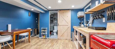 Kjøleskap, mikrobølgeovn, kaffetrakter/tekoker og kjøkkenutstyr