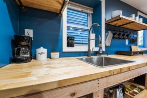 Kjøleskap, mikrobølgeovn, kaffetrakter/tekoker og kjøkkenutstyr