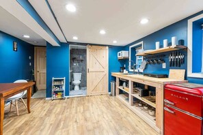 雪櫃、微波爐、咖啡機/沖茶器、廚房用具/餐具/器皿