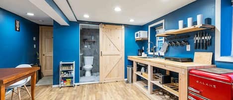 Réfrigérateur, micro-ondes, cafetière/bouilloire