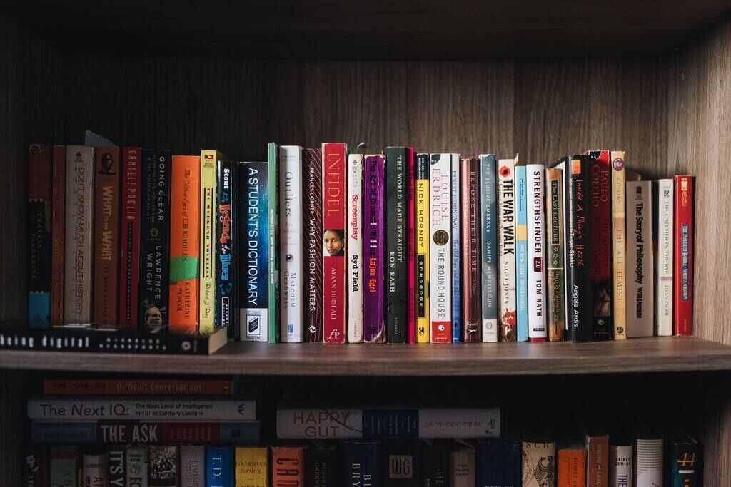 Una libreria piena di libri assortiti.