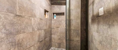 Dusche, Haartrockner, Shampoo