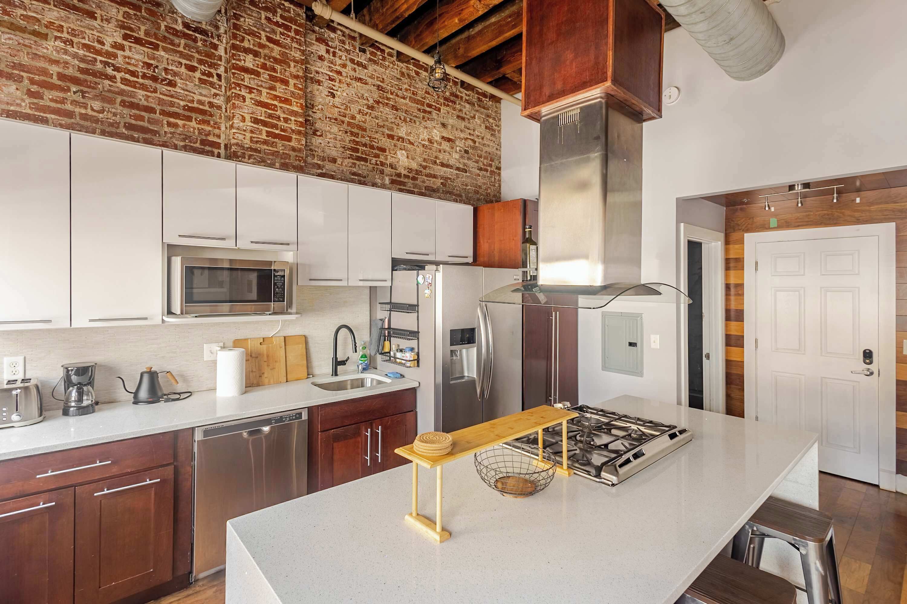 冷蔵庫、電子レンジ、オーブン、コンロ