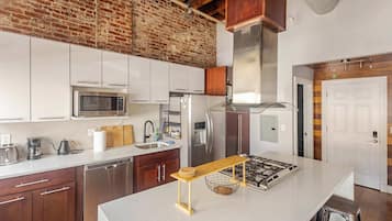 Frigorifero, microonde, forno, piano cottura