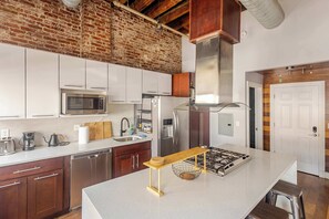 Réfrigérateur, four à micro-ondes, un four, surface de cuisson