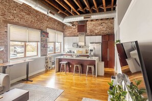 Réfrigérateur, four à micro-ondes, un four, surface de cuisson