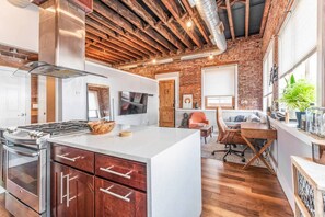 Réfrigérateur, four à micro-ondes, un four, surface de cuisson