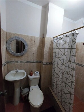 Banheira de hidromassagem, secador de cabelo, toalhas de banho, sabonete