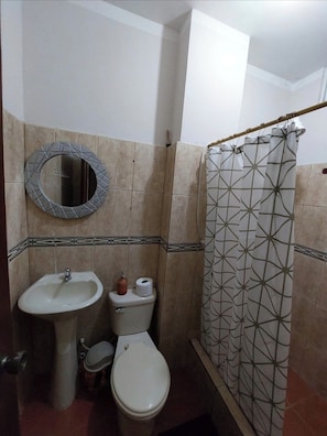 Banheira de hidromassagem, secador de cabelo, toalhas de banho, sabonete