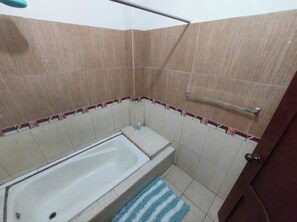 Banyera d'hidromassatge, assecador de cabells, tovalloles i sabó 