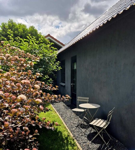 Cozy, fine guest house with 2 private bathrooms. Luxury kitchen available.