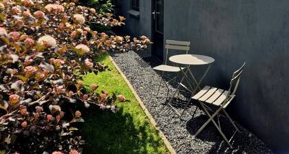 Cozy, fine guest house with 2 private bathrooms. Luxury kitchen available.