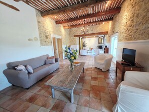 Televisie, een open haard, boeken en een stereo