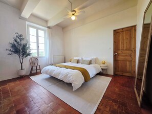 4 bedrooms, in-room safe, desk, iron/ironing board