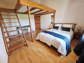 4 bedrooms, in-room safe, desk, iron/ironing board