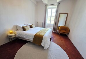 In-room safe, desk, iron/ironing board, free WiFi