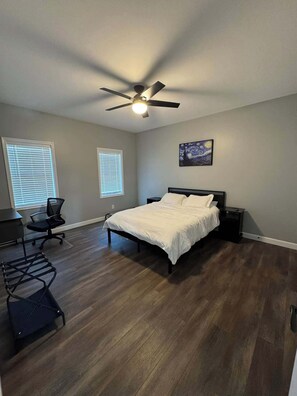 3 bedrooms, desk, WiFi, bed sheets