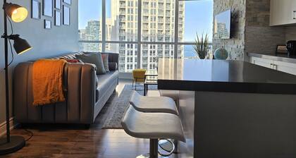 Watch planes takeoff from your balcony! 2+1 BD 2 BA w/ pool, hot tub & parking