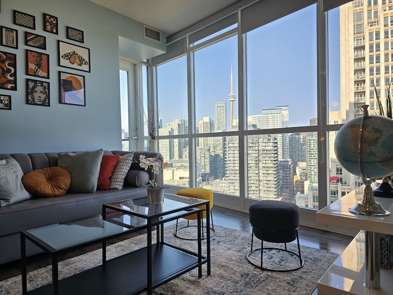 Watch Planes Takeoff From Your Balcony! 2+1 Bd 2 Ba W/ Pool, Hot Tub & Parking - Toronto