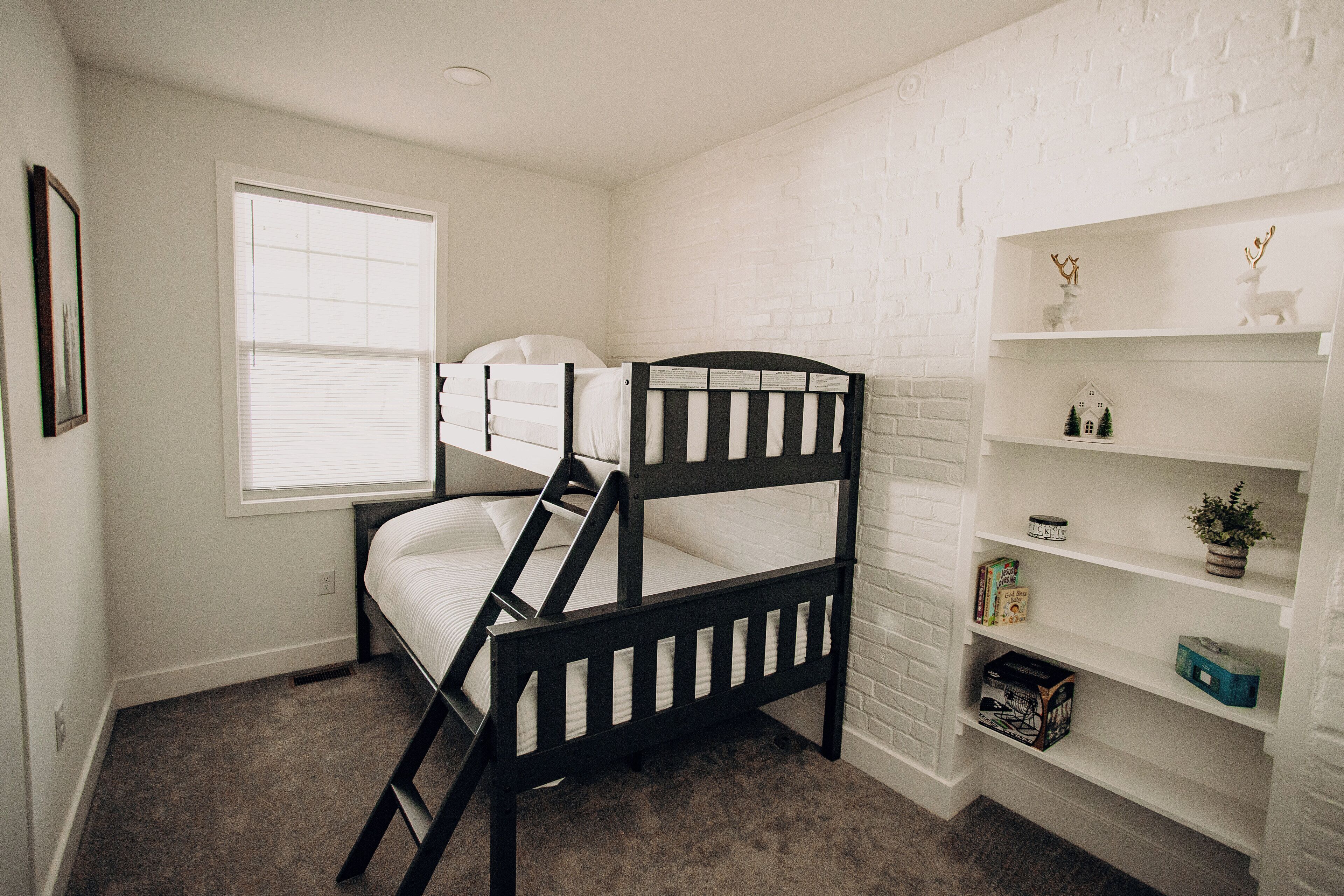 3 habitaciones, escritorio, tabla de planchar con plancha y wifi gratis 