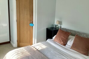 2 bedrooms, iron/ironing board, WiFi, bed sheets - Lorton Villa with a Log Burner (St Helens)