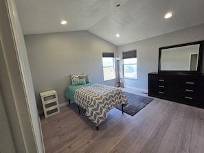 5 bedrooms, iron/ironing board, WiFi, bed sheets - 5 Bed, 3 Bath Spacious Home (Hyde Park)