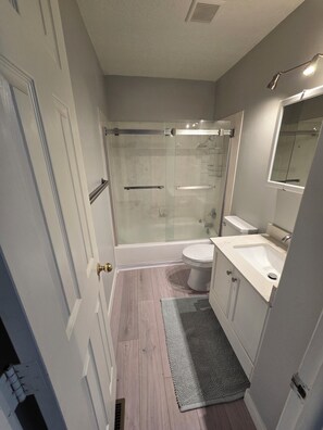 Dutxa, assecador de cabells, tovalloles i sabó