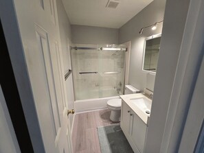 Shower, hair dryer, towels, soap - 5 Bed, 3 Bath Spacious Home (Hyde Park)