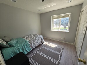 5 bedrooms, iron/ironing board, WiFi, bed sheets