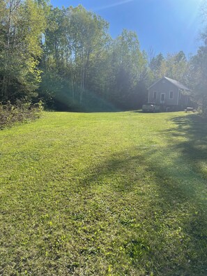 Property grounds - Rustic off grid 2-bedroom cabin in Bissett Creek (Bissett Creek)
