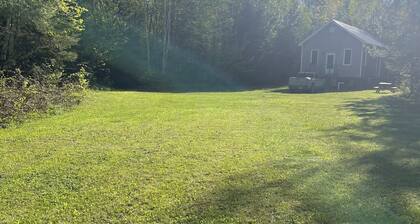 Rustic off grid 2-bedroom cabin in Bissett Creek