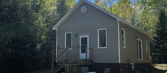 Rustic off grid 2-bedroom cabin in Bissett Creek