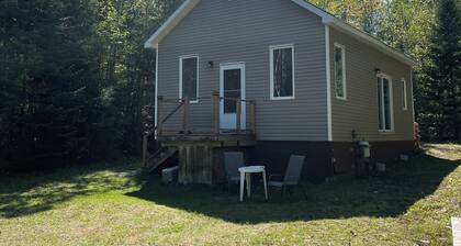 Rustic off grid 2-bedroom cabin in Bissett Creek