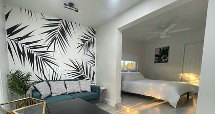 The Vice City Suite•Private Stay+Free Parking in the Heart of Miami