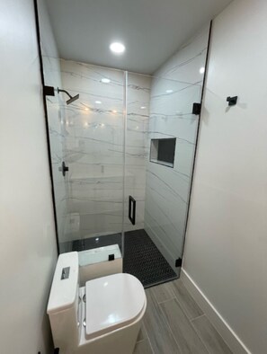 Dusch, hårtork, handdukar och tvål