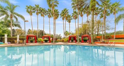 Tropical Oasis on Hypolita