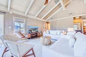 TV, offices - 4-Min Walk to Beach | Modern Duck Cottage (Duck)