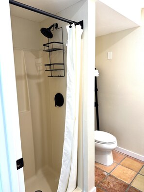 Haartrockner, Handtücher, Seife, Toilettenpapier