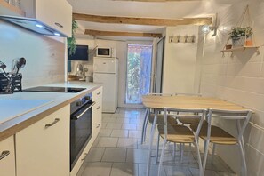 Kylskåp, mikrovågsugn, ugn och diskmaskin