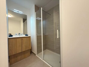 Douche, sèche-cheveux, serviettes fournies