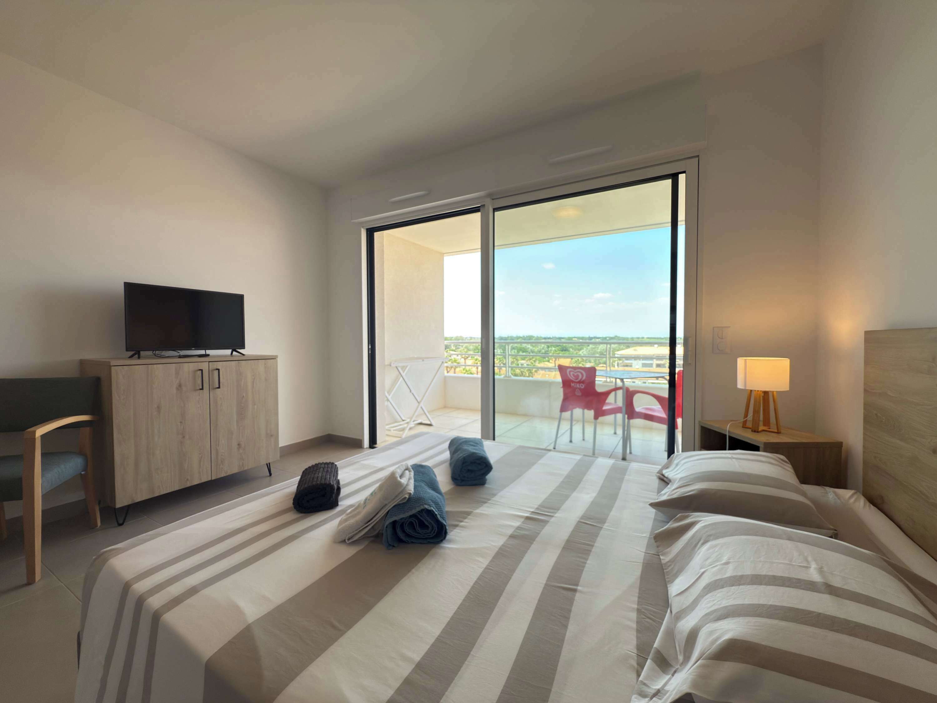 مكواة/لوح كي وواي فاي وملاءات أسرّة