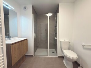 Douche, sèche-cheveux, serviettes fournies