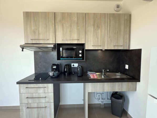 Fridge, microwave, coffee/tea maker, toaster - API Archipel Classic Studio (Valras-Plage)