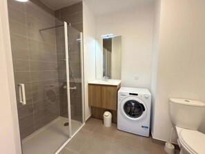 Shower, hair dryer, towels