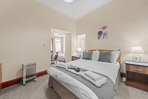 1 slaapkamer, een strijkplank/strijkijzer, gratis wifi, beddengoed