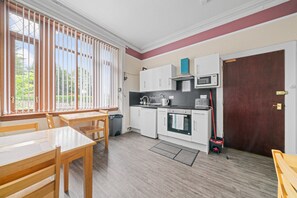 Fridge, microwave, oven, stovetop - Struy Guest House - Room 1  - Inverness (Inverness)