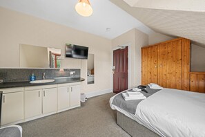 1 habitación, tabla de planchar con plancha, wifi gratis y ropa de cama 
