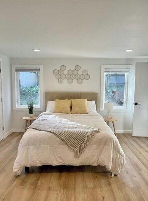 4 bedrooms, WiFi, bed sheets - Modern and bright 4 beds-easy commute to downtown! (Seattle)