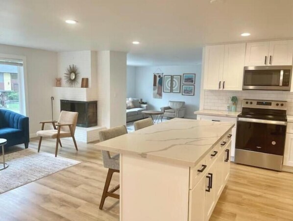 Private kitchen - Modern and bright 4 beds-easy commute to downtown! (Seattle)